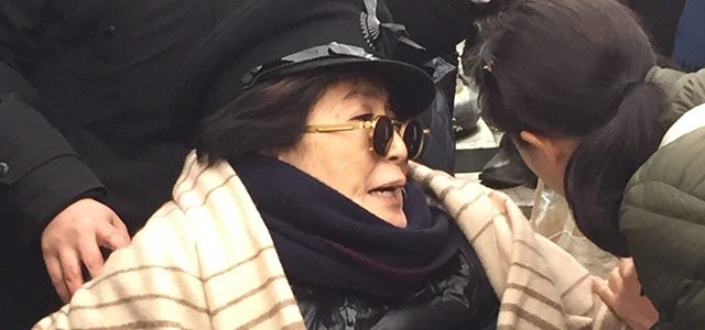 Durumu İyi Değil – Tekerlekli Sandalyeye Bağlanan Yoko Ono Arkadaşlarını Endişelendiriyor