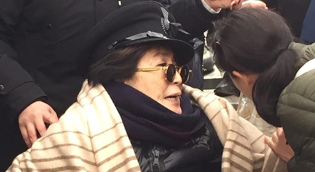 Durumu İyi Değil – Tekerlekli Sandalyeye Bağlanan Yoko Ono Arkadaşlarını Endişelendiriyor