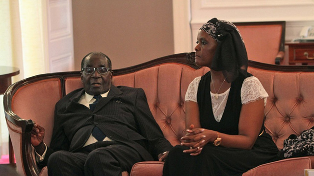 robert mugabe tekerlekli sandalye hediye